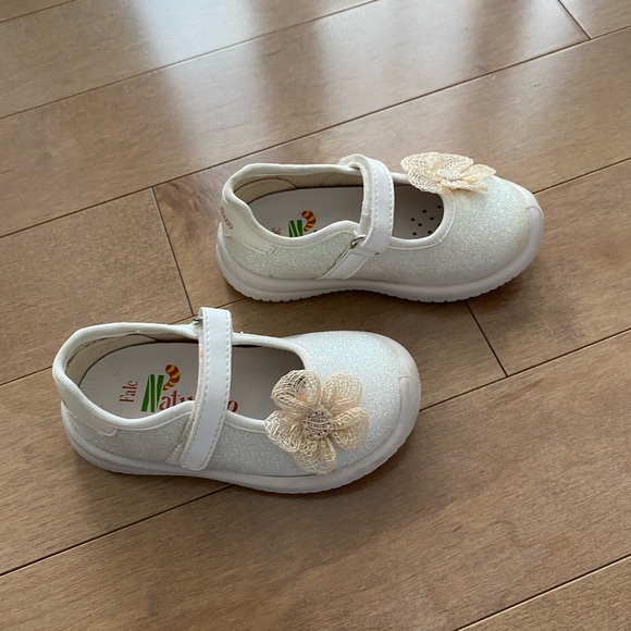 Baby Naturino shoes size 21 white sparkle with beige flower accent - Picture 2 of 6
